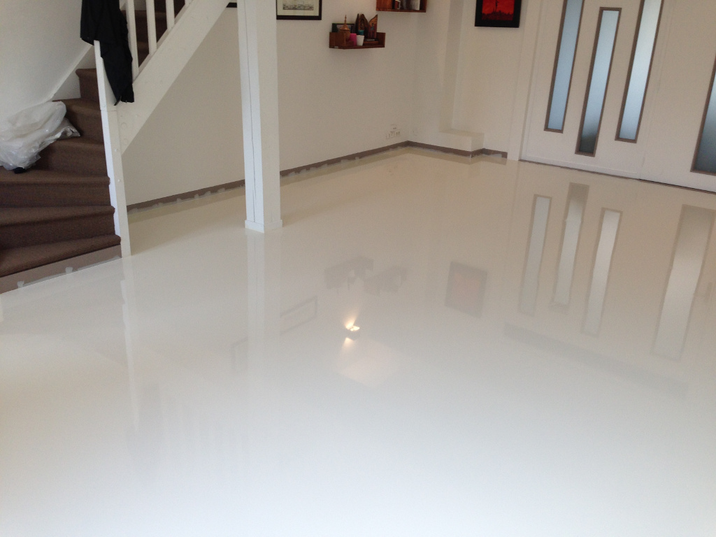 Sol résine miroir blanc pur luxe Paris